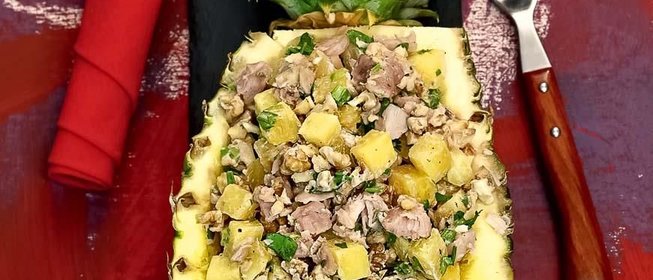 Салат с курицей и ананасом