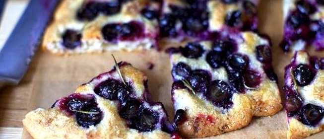 Фокачча с виноградом и розмарином