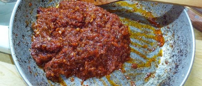 Соус для пиццы на помидорах и луке