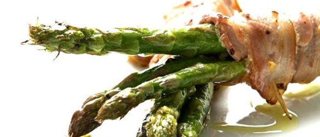 Спаржа на гриле в кусочках прошутто