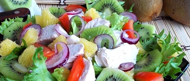 Салат с курицей и киви