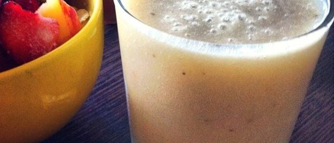 Освежающий ананасовый коктейль с бананом