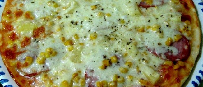 Пицца с ветчиной, кукурузой и ананасами