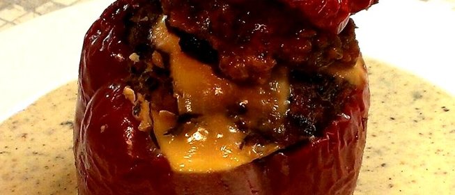 Фаршированный перец с томатным соусом