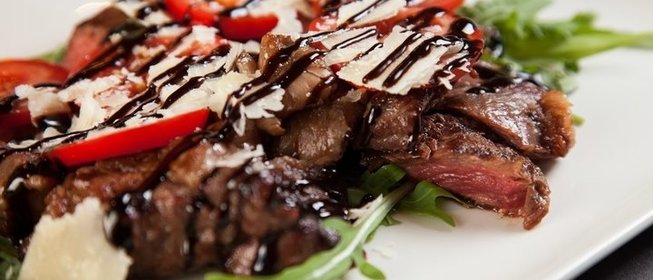 Свинина, запеченная с орехами и сухофруктами