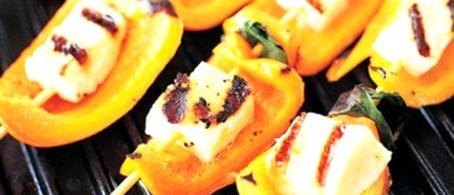 Кебаб из перцев и сыра халуми на гриле