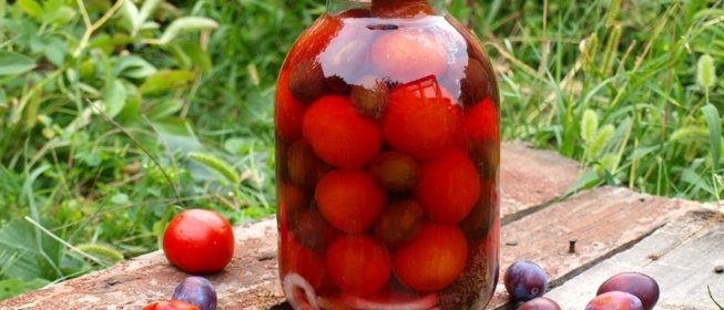 Маринованные помидоры со сливами