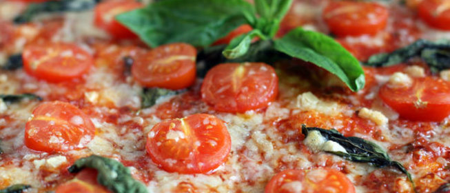 Пицца с помидорами черри и базиликом