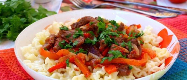 Говядина с овощами и томатами