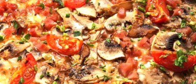 Пицца с грибами, помидорами и пряными травами
