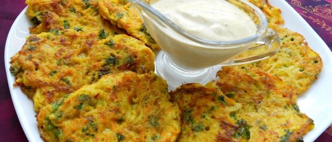 Оладьи овощные с соусом карри по-индийски