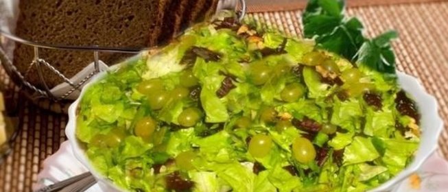 Салат капуста с виноградом