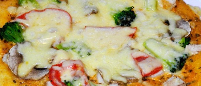 Пицца с курицей и брокколи