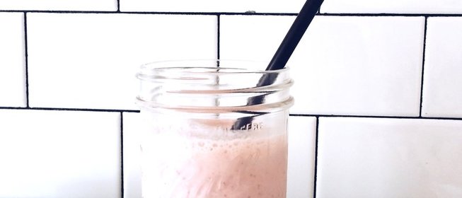 Смузи с клубникой, бананом и ананасами