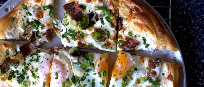 Пицца на завтрак с беконом, сыром и яйцами