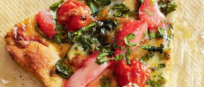 Пицца со шпинатом, помидорами и клубникой