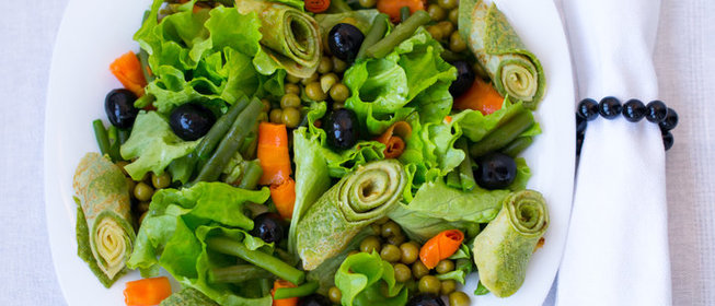 Овощной салат с зелеными блинчиками