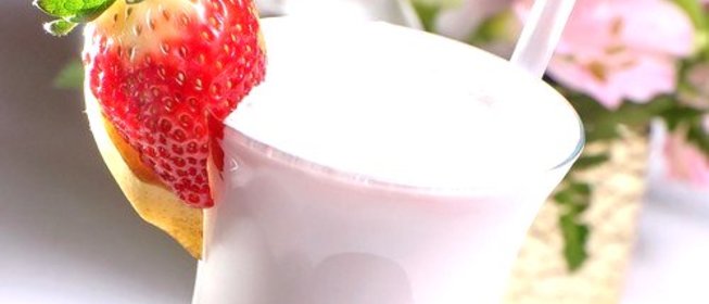 Клубничный молочный коктейль