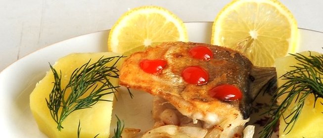 Рыба жареная с луком