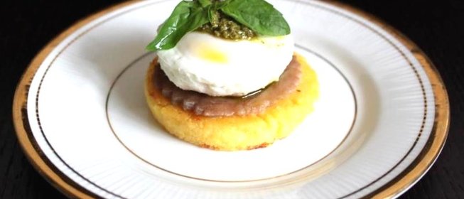 Полента с тунцом, яйцом пашот и соусом песто