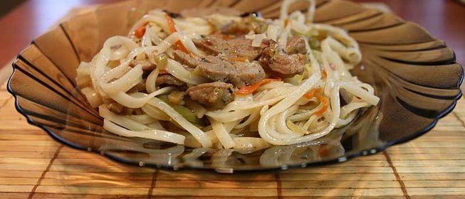 Говядина с рисовой лапшой