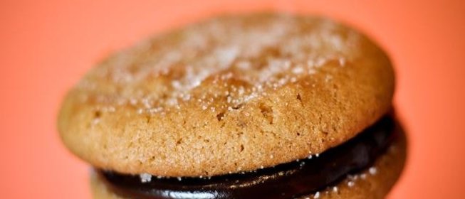 Печенье с арахисовым маслом и шоколадной начинкой