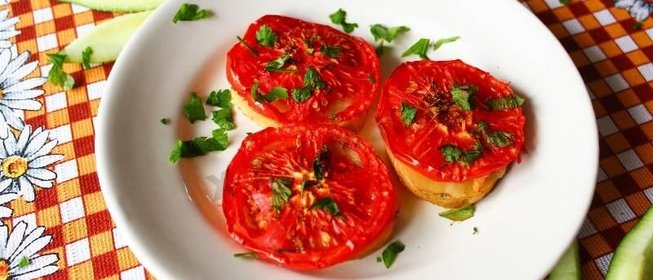Картошка запеченная с помидорами
