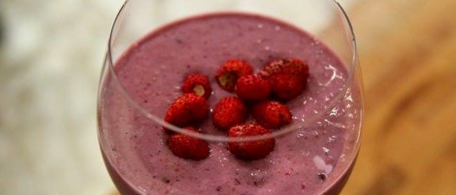 Ягодный коктейль с йогуртом и миндалем