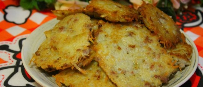 Картофельные оладьи с мясным фаршем и жареным луком