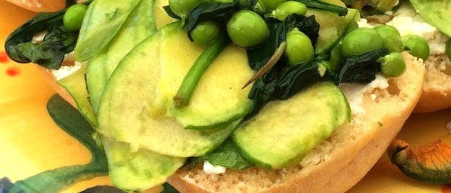Весенняя брускетта с козьим сыром, зеленым горошком, спаржей и цукини мини