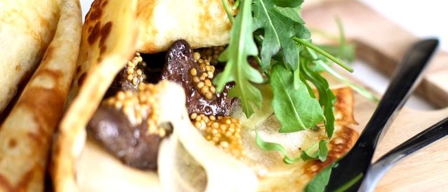 Блины с куриной печенкой и грушей