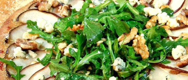 Пицца с грушей и сыром