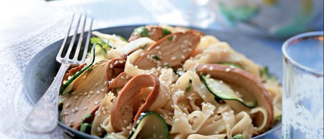 Утиная грудка, подкопченная на чайном листе, с лапшой