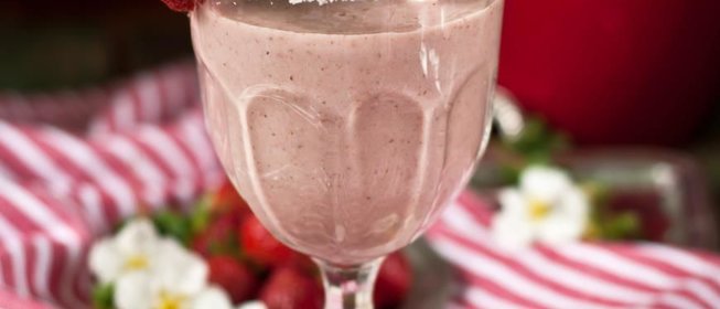 Клубничный смузи на основе миндального молока