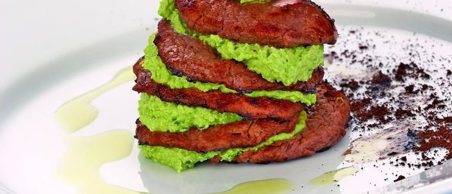 Башенка из говядины с творожным кремом и ароматном кофе