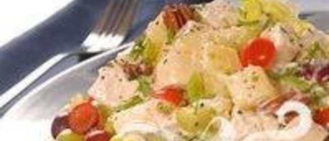 Куриный салат с виноградом, орехами и каперсами