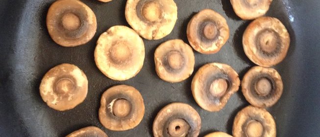 Свинина, запеченая с грибами и помидорами