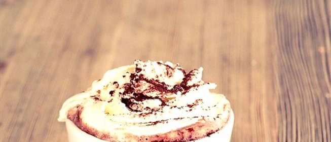 Крепкий кофе с шоколадом и сливками