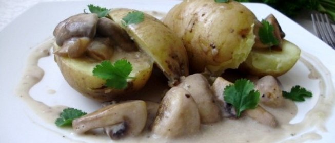 Картошка под грибным соусом