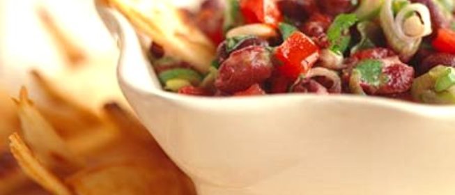 Сальса из фасоли с чипсами