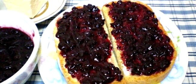 Тосты с маслом и смородиновым вареньем