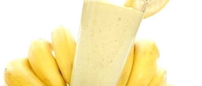 Легкий банановый коктейль с йогуртом и овсяными хлопьями