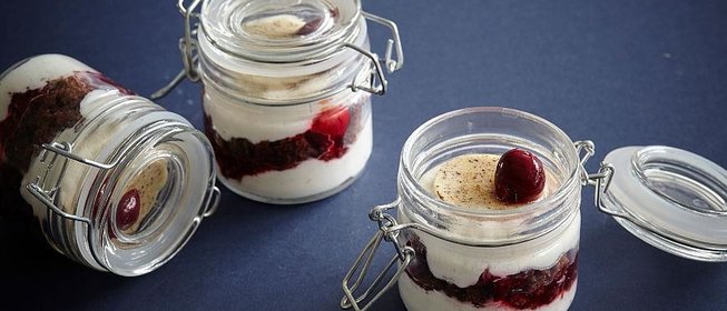 Черный лес с шоколадным брауни, взбитыми сливками, компотом «вишня-чили» и ванильным крем-брюле