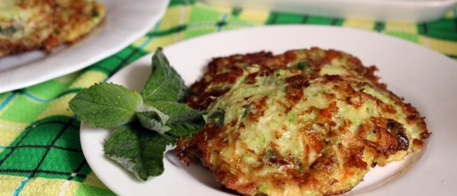 Кабачковые оладьи с сыром, беконом и мятой