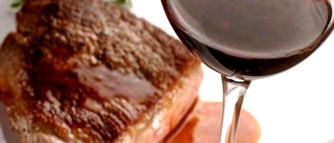 Свинина тушеная в красном вине и молоке по‑итальянски