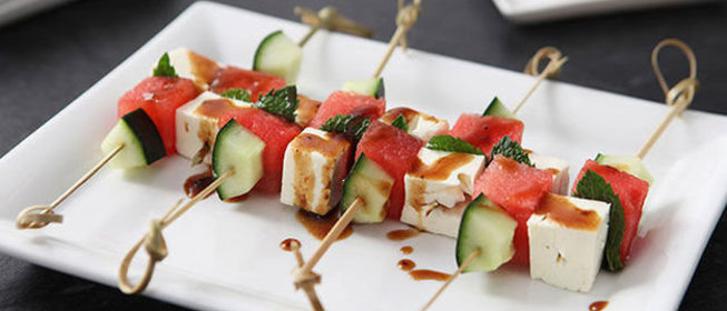 Канапе с арбузом, фетой и огурцом