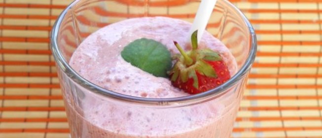 Смузи с клубникой и творогом