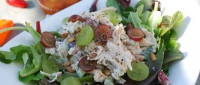 Салат с курицей и виноградом