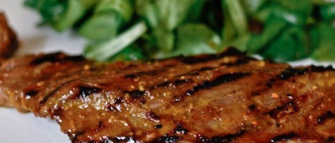 Говяжий стейк на гриле с соусом барбекю из кофе