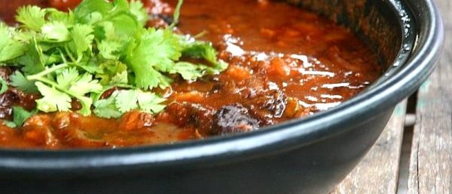 Говядина в казане с помидорами